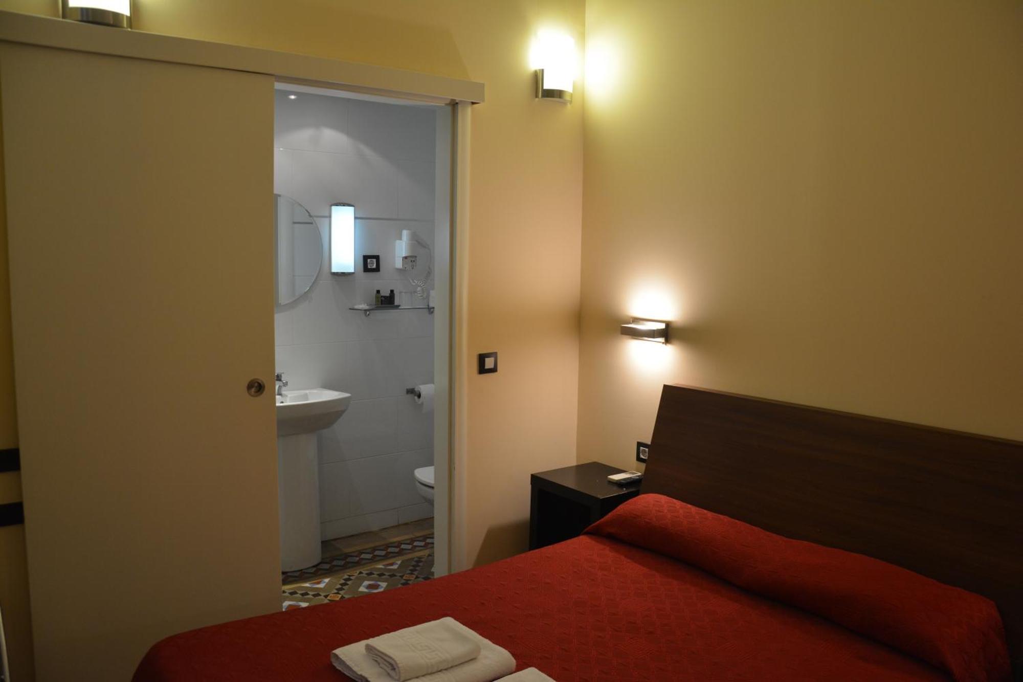 Center Gran Via Hotel Барселона Екстериор снимка